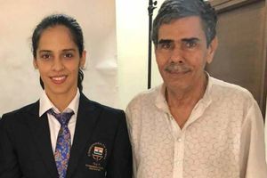 సైనా తండ్రికి క్రీడాగ్రామంలోకి అనుమతి నిరాకరణ: ట్విట్టర్‌లో ఆగ్రహం