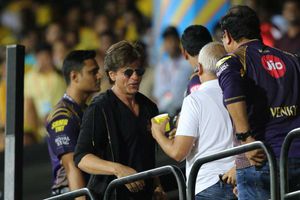 జట్టుతో కలిసి చిందేస్తున్న షారూఖ్, ఫన్ టైం విత్ బాస్ అంటూ కామెంట్లు