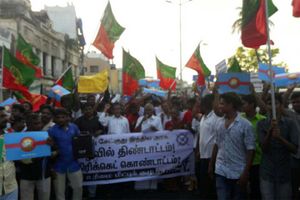 చెన్నైలో చెన్నై-కోల్‌కతా మ్యాచ్: చెపాక్‌ స్టేడియం వద్ద ఉద్రిక్తత, రంగంలోకి పోలీసులు