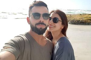 ఒకే టీ షర్డ్‌ను ధరించిన విరాట్, అనుష్కలు (వీడియో)