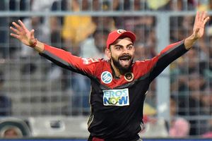 బ్యాట్స్‌మన్ తలకు బాల్ వేయమంటున్న కోహ్లీ, వీడియో రికార్డు