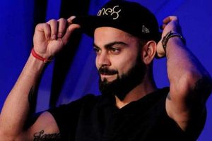 చిన్నారులకు సంతకం చేసి.. ఎమ్మారెఫ్ బ్యాట్‌లు అందించిన కోహ్లీ