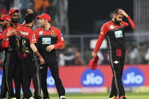 కోహ్లీకి దెబ్బ మీద దెబ్బ, రూ.12లక్షల జరిమానా