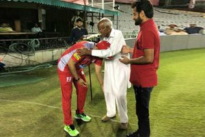 ఐపీఎల్ 2018: 93 ఏళ్ల అభిమానికి వీరేంద్ర సెహ్వాగ్‌ పాదాభివందనం