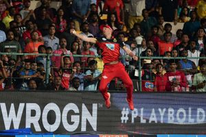 స్పైడ‌ర్‌మ్యాన్‌ను లైవ్‌లో చూశా: ఏబీ స్టన్నింగ్ క్యాచ్‌పై కోహ్లీ (వీడియో)