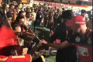 ఏబీ చేతుల మీదుగా సావనీర్ అందుకున్న లక్కీ ఫ్యాన్ (వీడియో)