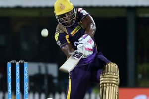 టెన్నిస్ ఆడినట్లుగా సిక్సు కొట్టేశాడు(వీడియో)