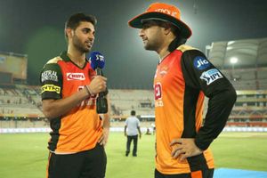 డివిలియర్స్‌ను ఎలా ఔట్ చేశానంటే!: భువీతో రషీద్ ఖాన్ (వీడియో)