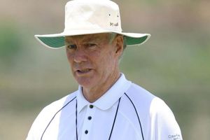 టీమిండియా సంతకం చేసిన బ్యాట్ వేలం, చాపెల్ ట్రస్టుకు చెందనున్న నిధులు