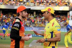 తనే.. నేను హెడ్స్.. అంటూ మంజ్రేకర్‌ను ఆటపట్టించిన ధోనీ (వీడియో)