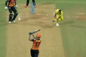 చెన్నై vs హైదరాబాద్: స్టన్నింగ్ క్యాచ్ అందుకున్న బ్రావో..(వీడియో)