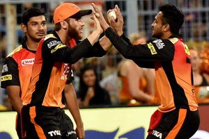 19వ ఓవర్ భువీకి ఇచ్చి ఉంటే!: కెప్టెన్ నిర్ణయమే కొంపముంచిందా?