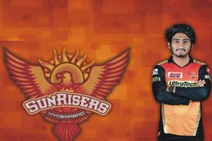 ఐపీఎల్‌లో అరంగేట్రం చేసిన కాంపౌండర్ కొడుకు: సహచరుల అభినందనలు