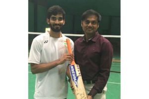 ధోనీ బ్యాట్‌ను అందుకున్న కిదాంబి శ్రీకాంత్