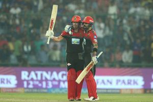 IPL 2018: ప్లే ఆఫ్స్ ఆశలు సజీవం: ఢిల్లీపై బెంగళూరు ఘన విజయం