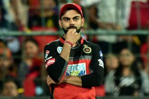 రక్తంతో అభిమాని లేఖ: చివుక్కుమన్న విరాట్ కోహ్లీ మనసు