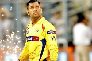 ధోనీ కటౌట్ తీసుకుని.. ట్రాఫిక్ ఆపేసిన అభిమాని (వీడియో)