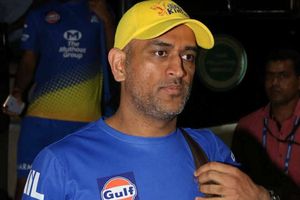 ఎవ్వరికీ ఎంట్రీ లేని డ్రెస్సింగ్ రూమ్‌కి ధోనీ తన ఫ్రెండ్‌ని తెచ్చాడు..!! (వీడియో)