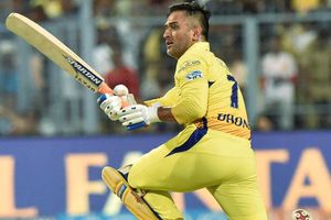 ధోనీ.. కొత్తగా ఏమీ చెయ్యట్లేదు.. గతాన్ని గుర్తు చేస్తున్నాడంతే!!