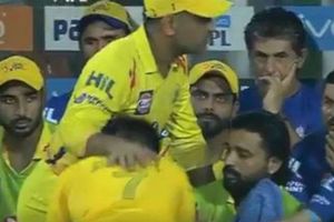 KKRvCSK మ్యాచ్‌లో ధోని పాదాలను తాకిన అభిమాని: వీడియో వైరల్