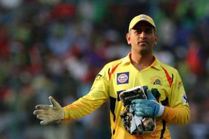 ధోనీకి.. అప్యాయతతో కూడిన బహుమానం అందించిన అభిమాని