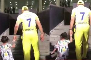 జీవాతో అడుగులేస్తూ.. డ్రెస్సింగ్ రూమ్‌కు వీడ్కోలు పలికిన ధోనీ