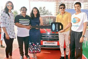 నాగార్జున చేతుల మీదుగా ఇకో స్పోర్ట్ కారు అందుకున్న సిక్కి రెడ్డి