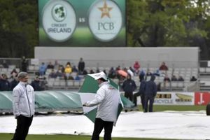 చారిత్రక టెస్టు: వర్షం కారణంగా తొలి రోజు ఆట రద్దు