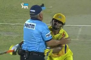 ఫన్నీ: ఫీల్డ్ అంఫైర్‌ను వాటేసుకున్న సురేశ్ రైనా (వీడియో)