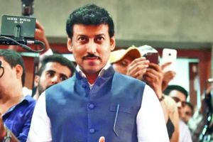 మంత్రి ఛాలెంజ్‌కు సరైన సమాధానం: హృతిక్, సైనా(వీడియోలు)