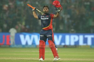 11 బంతుల్లో 43 పరుగులు: రిషబ్ పంత్ కారణంగా భువీకి నిద్రలేని రోజు