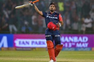 రైనా, యువీని కలిపితే పంత్‌: 'నా పాత రోజులను గుర్తు చేస్తున్నాడు'