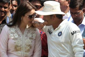 అంజలి వస్తే తొలి బంతికే అవుట్.. : సచిన్