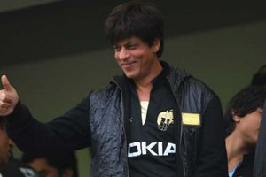 స్నానం చేస్తూనే.. కోల్‌కతా జట్టుకు శుభాకాంక్షలు తెలిపిన షారూక్(వీడియో)