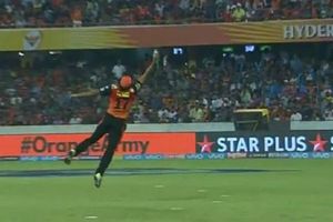 ఒంటి చేత్తో విరాట్ షాట్‌ను ఒడిసిపట్టిన యూసఫ్ పఠాన్ (వీడియో)