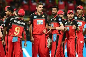 అంఫైర్‌ను ఆట పట్టించిన ఆర్‌సీబీ బౌలర్‌కు మ్యాచ్ రిఫరీ వార్నింగ్