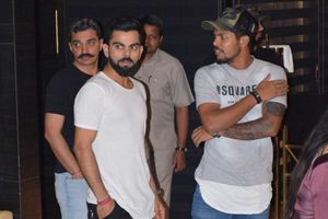 సొంత రెస్టారెంట్‌లో కోహ్లీ ట్రీట్, ఢిల్లీ ఆటగాళ్లతో కలిసి విందు