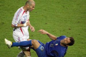 ఆట మధ్యలో గొడవకి దిగిన జిదానే, తలతో కుమ్మి...