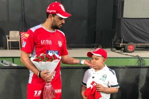 స్టేడియంలో చిన్నారిని పట్టుకుని ఆవేదన వ్యక్తం చేసిన యువీ