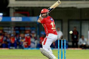 పేలవ ప్రదర్శన: యువీ పని అయిపోయిందా?, ట్విట్టర్‌లో జోకులు