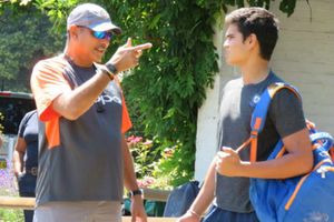 శాస్త్రి నుంచి సూచనలు, కోహ్లీకి బౌలింగ్: అర్జున్ టెండూల్కర్‌పై నెటిజన్ల జోకులు