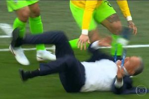 కిందపడ్డ కోచ్: బ్రెజిల్ ఆటగాళ్లు కొట్టిన గోల్ ఎంత పని చేసింది? (వీడియో)