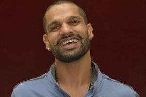 ధావన్ చిరునవ్వుల వెనుక ఉన్నది వాళ్లేనట (వీడియో)