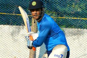 అందరూ వెళ్లిపోయినా.. కఠినంగా ప్రాక్టీసు చేస్తున్న ధోనీ