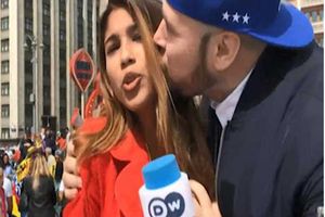 ఫిఫా వరల్డ్ కప్: లైవ్‌లో ఫీమేల్ రిపోర్టర్‌ని ముద్దాడిన అభిమాని (వీడియో)