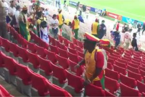 స్టేడియంలో చెత్తను అభిమానులే శుభ్రం చేస్తే.. (వీడియో)