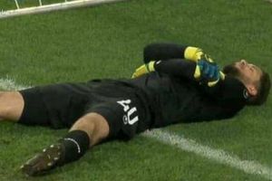 రంజాన్‌ ఉపవాసం: గోల్ కీపర్ 'ఉత్తుత్తి గాయం' డ్రామా (వీడియో)