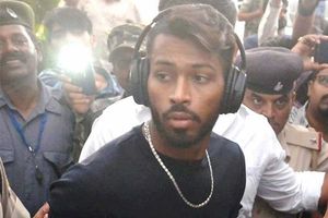 గాలిలో టీమిండియా.. యాంకర్‌గా మారిన పాండ్యా..!!