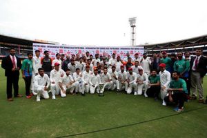 మ్యాచ్ ఓడిపోయినా.. ట్రోఫీని పంచుకున్న ఇరు జట్లు..!!