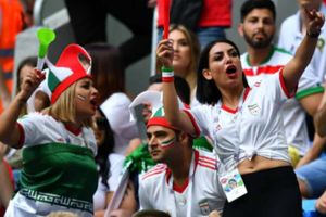 ఇరాన్ మహిళలకు మద్దతుగా నిలవండి: వరల్డ్ కప్‌లో పోస్టర్ కలకలం